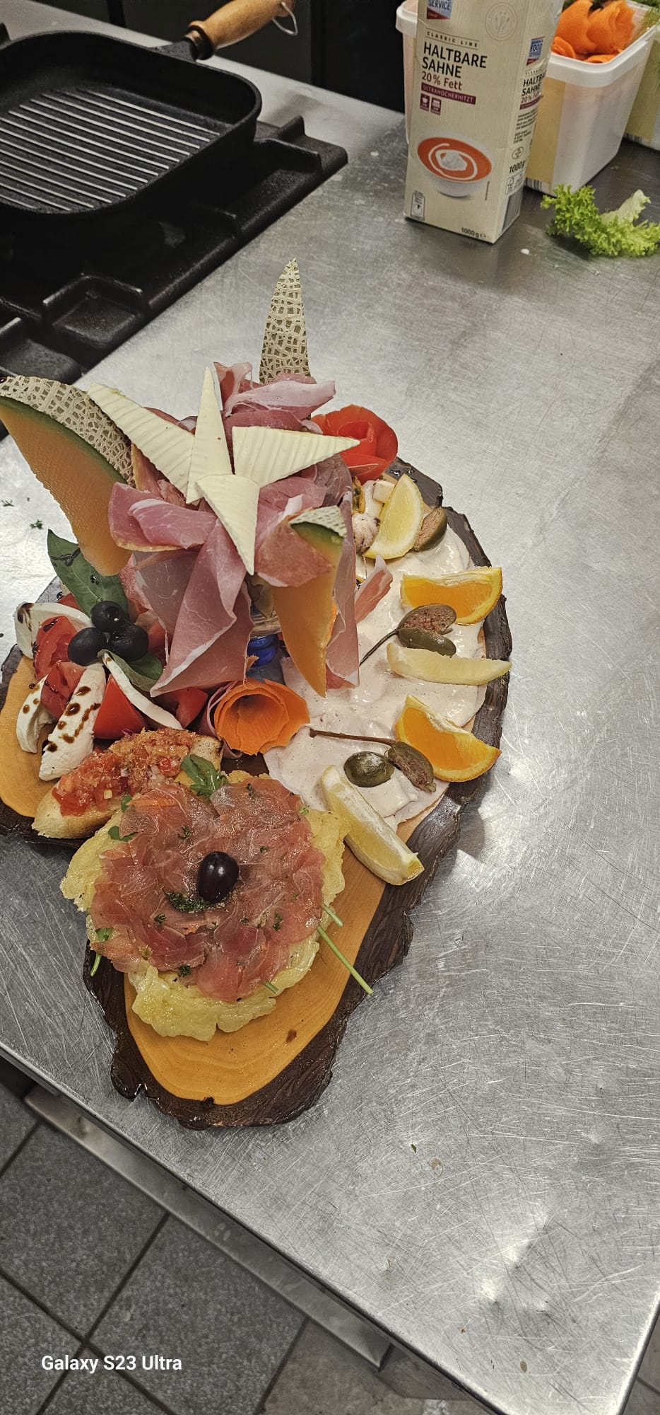 Antipasti Paganini — gemischte Vorspeisenplatte mit Prosciutto, Mozzarella, Lachstartar und Melone