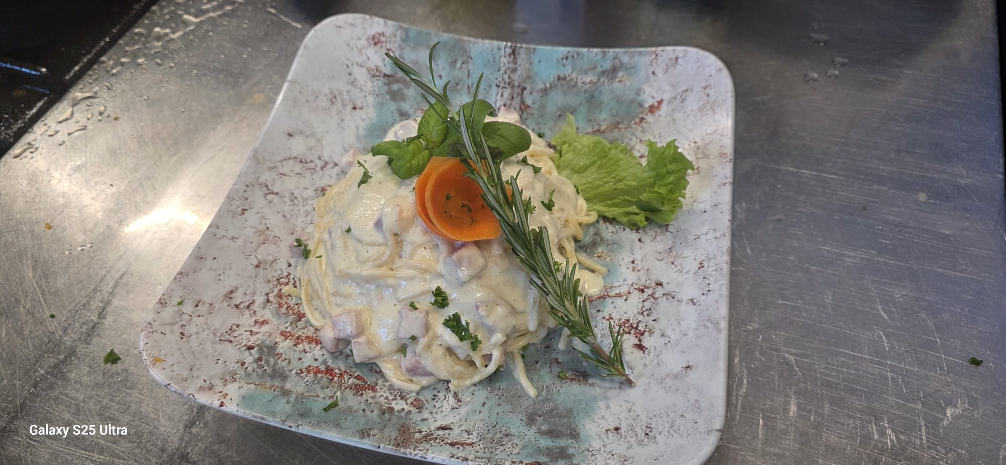 Spaghetti Carbonara — Spaghetti mit Sahnesauce, Schinken und Ei