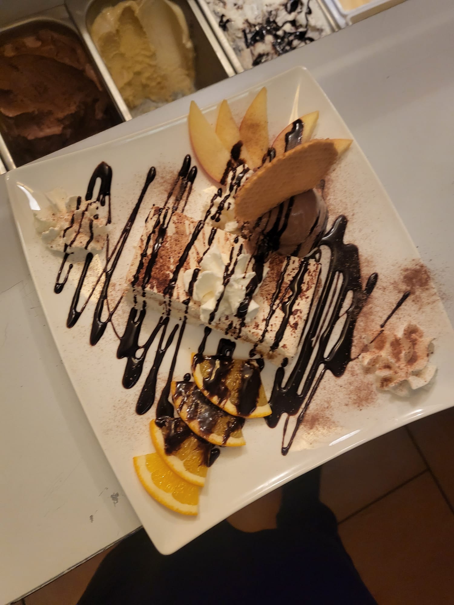Tiramisu Paganini — Tiramisu mit Eis, Sahne, Schokoladensauce, Orangen- und Pfirsichstücken
